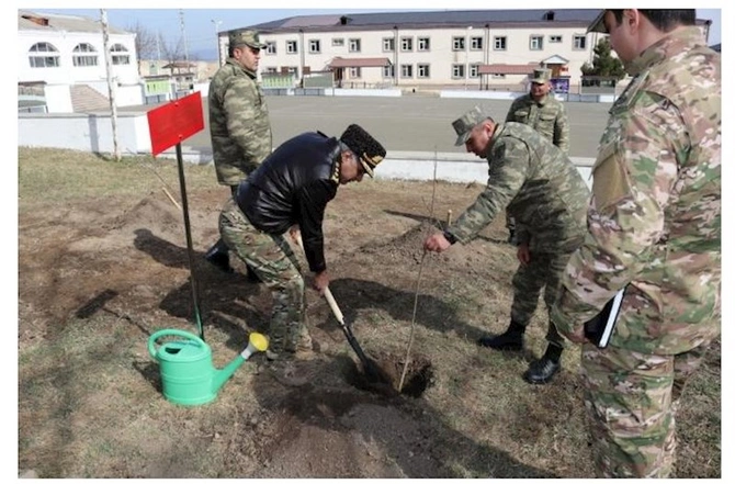Xanlar Vəliyev Şuşa və Xankəndidə hərbçilərlə görüşdü — FOTOLAR Xanlar Vəliyev Şuşa və Xankəndidə hərbçilərlə görüşdü — FOTOLAR