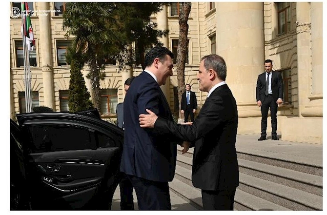 Ceyhun Bayramov gürcü həmkarı ilə regional vəziyyəti müzakirə etdi