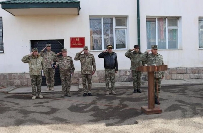 Xanlar Vəliyev Şuşa və Xankəndidə hərbçilərlə görüşdü — FOTOLAR Xanlar Vəliyev Şuşa və Xankəndidə hərbçilərlə görüşdü — FOTOLAR