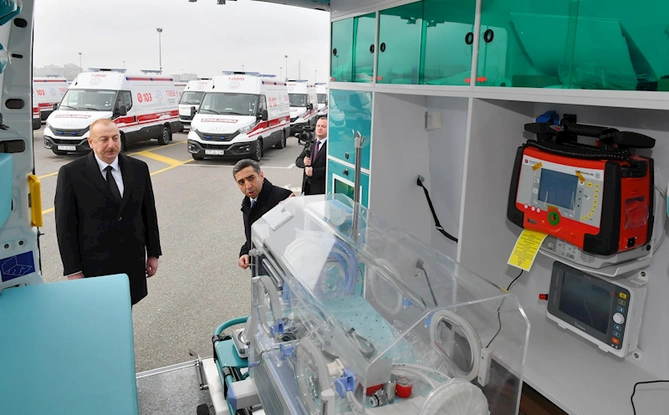 Prezident yeni alınmış müasir təcili tibbi yardım avtomobilləri ilə tanış olub — YENİLƏNİB Prezident yeni alınmış müasir təcili tibbi yardım avtomobilləri ilə tanış olub — YENİLƏNİB