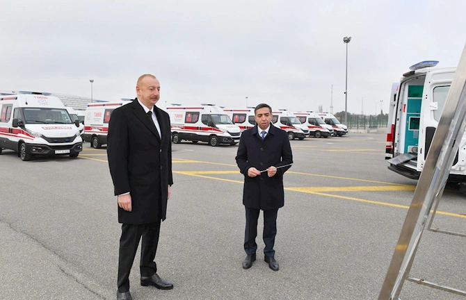 Prezident yeni alınmış müasir təcili tibbi yardım avtomobilləri ilə tanış olub — YENİLƏNİB Prezident yeni alınmış müasir təcili tibbi yardım avtomobilləri ilə tanış olub — YENİLƏNİB