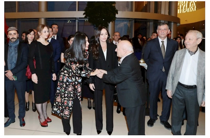 Mehriban Əliyeva sərgidə iştirak etdi — FOTOLAR