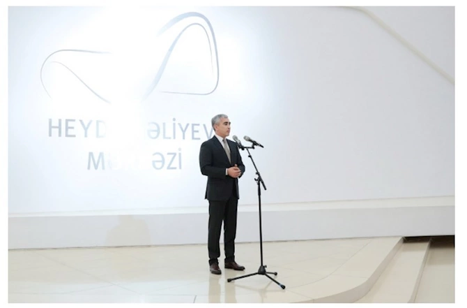 Mehriban Əliyeva sərgidə iştirak etdi — FOTOLAR