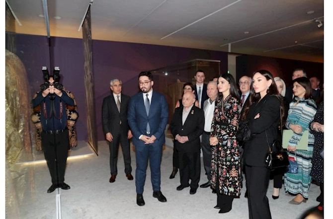Mehriban Əliyeva sərgidə iştirak etdi — FOTOLAR