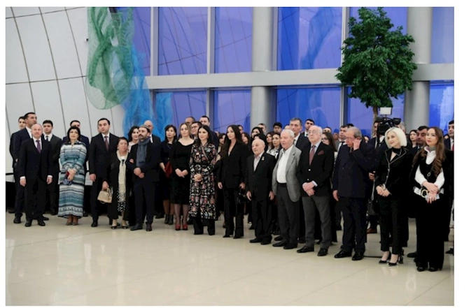 Mehriban Əliyeva sərgidə iştirak etdi — FOTOLAR