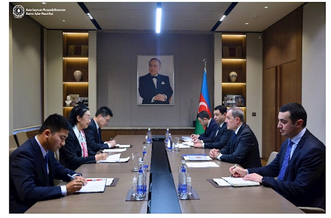 Ceyhun Bayramov Çin səfirini diplomatik fəaliyyətinin başa çatması münasibətilə qəbul etdi Ceyhun Bayramov Çin səfirini diplomatik fəaliyyətinin başa çatması münasibətilə qəbul etdi