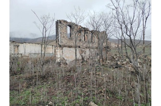 “Dondarlı dağıdılmış xatirələrimin, alt-üst olmuş dünyamın tablosudur” — FOTOLAR “Dondarlı dağıdılmış xatirələrimin, alt-üst olmuş dünyamın tablosudur” — FOTOLAR