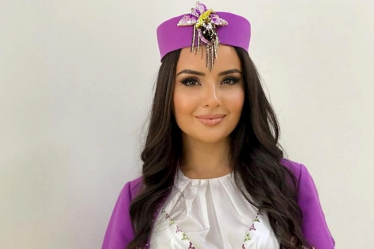 Aysel milli geyimdə — FOTOLAR