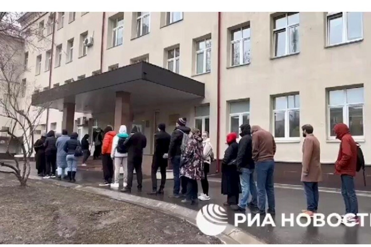 Moskvada xəstəxanaların qarşısında növbə yaranıb — VİDEO