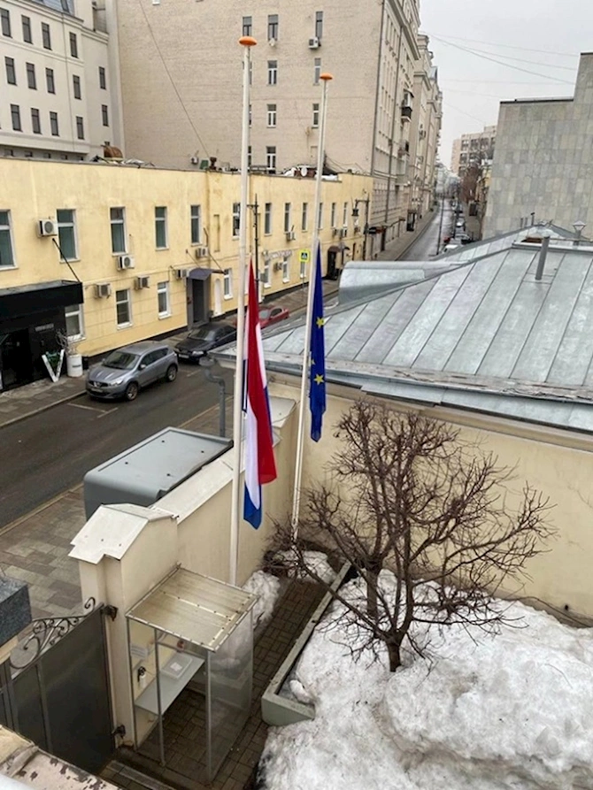Terrora görə bir neçə ölkənin Moskvadakı səfirliyi bayraqlarını endirdi