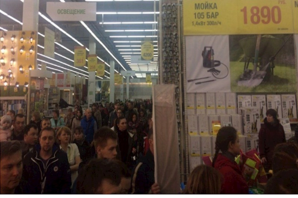 Sankt-Peterburqda London Mall ticarət mərkəzindən insanlar bomba xəbərinə görə təxliyə edilib