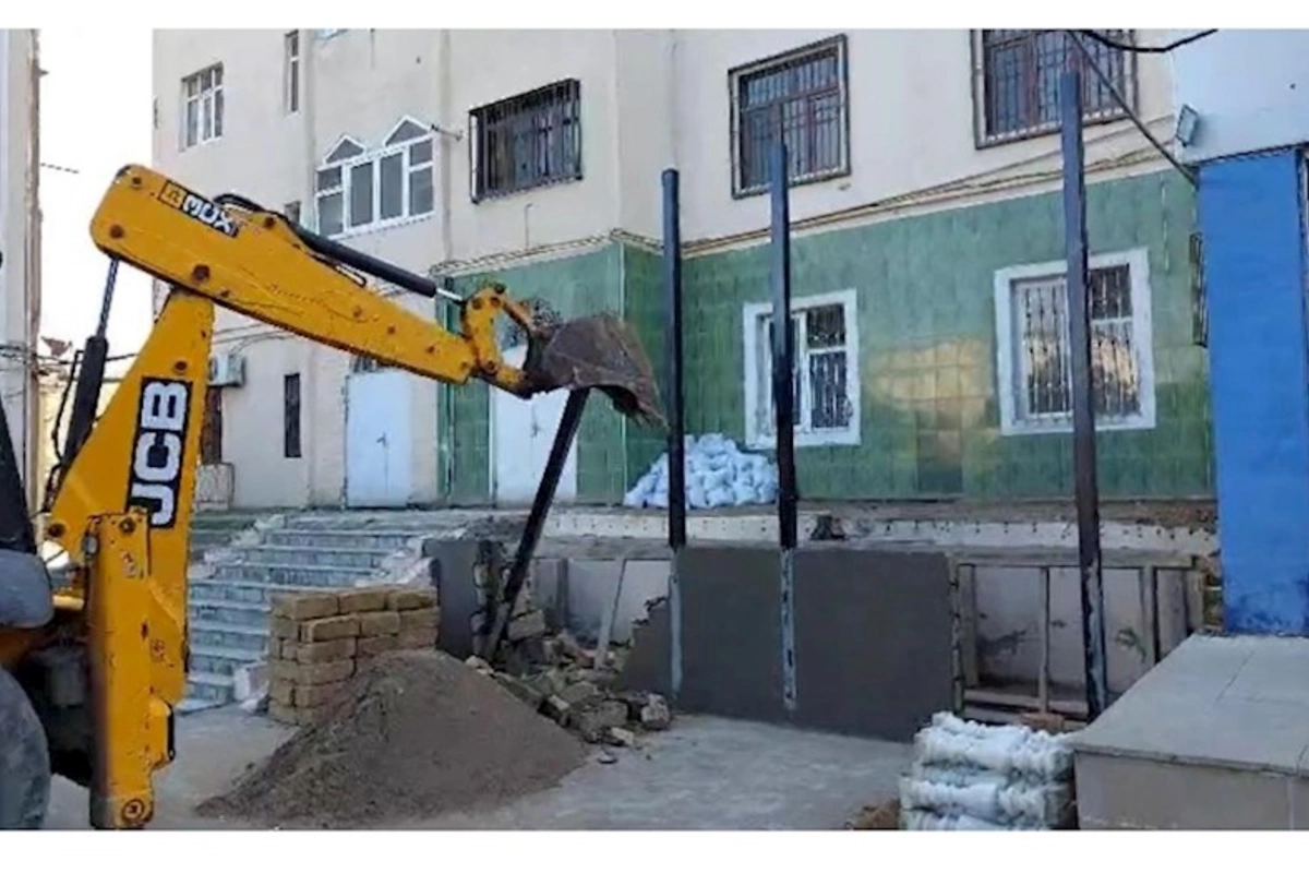 Sumqayıtda qanunsuz tikili söküldü — VİDEO