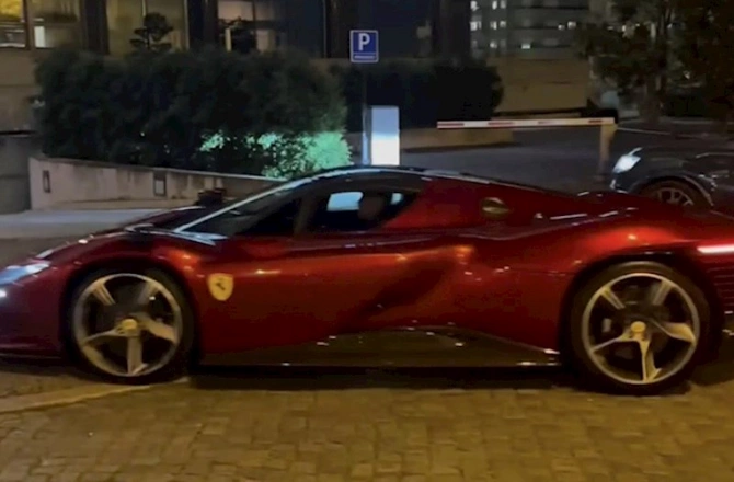 Ronaldo yeni milyonluq lüks avtomobili ilə görüntüləndi — FOTO Ronaldo yeni milyonluq lüks avtomobili ilə görüntüləndi — FOTO