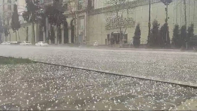 Gəncəyə dolu düşüb — FOTOLAR