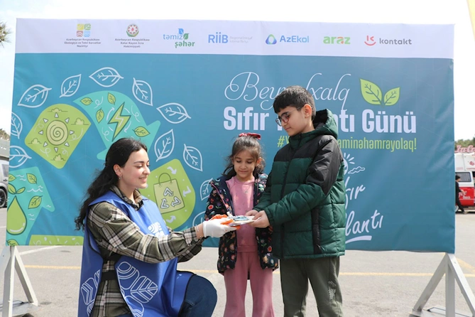 “Beynəlxalq Sıfır Tullantı Günü” ilə əlaqədar “Tullantıları hədiyyələrə dəyiş” festivalı keçirilib — FOTO