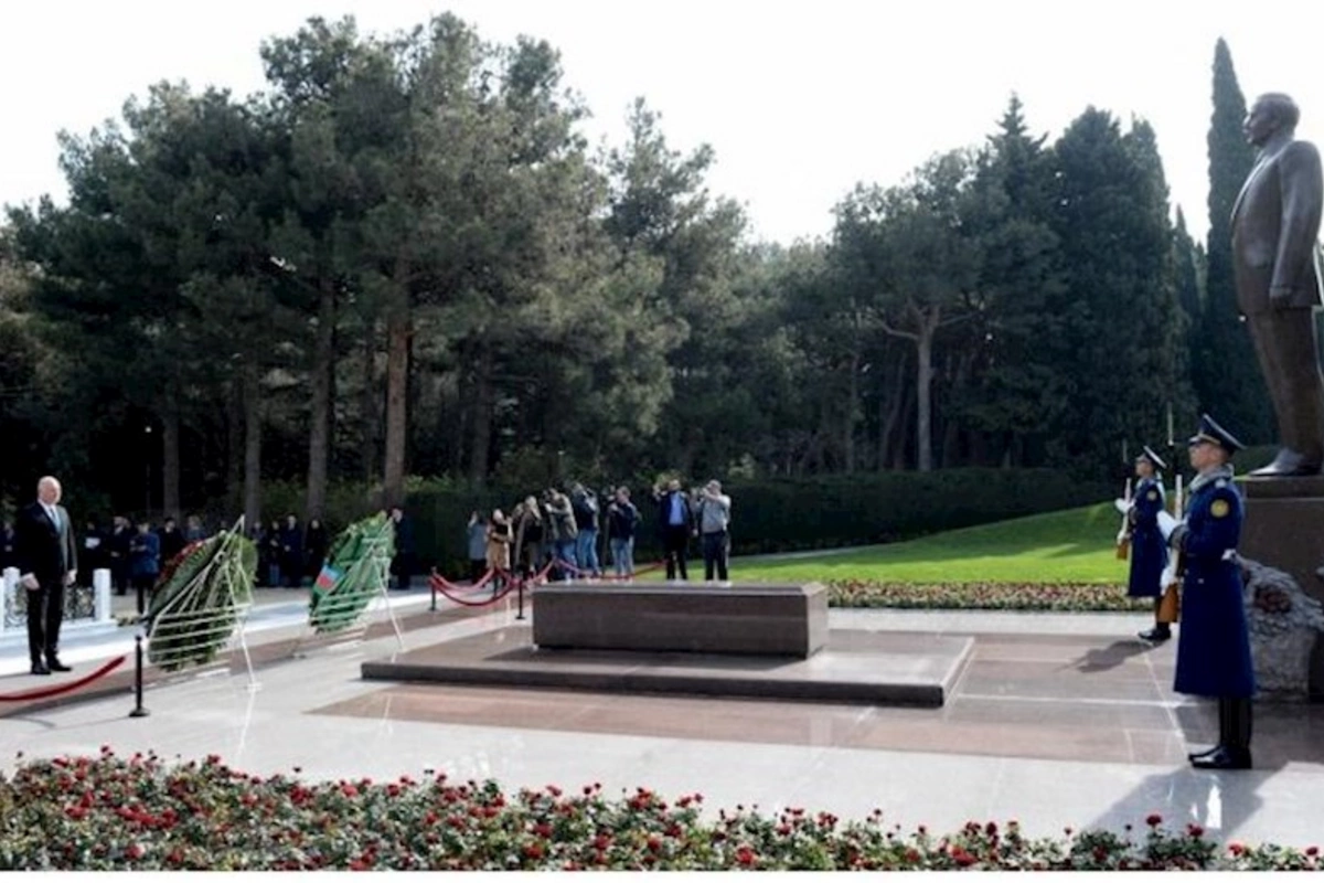 Bolqarıstan Xalq Məclisinin sədri Heydər Əliyevin məzarını ziyarət edib