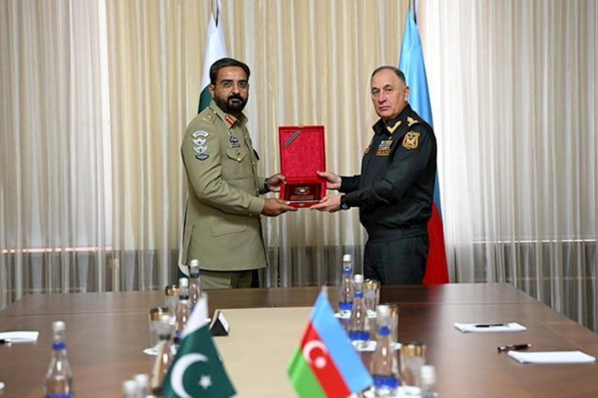 Kərim Vəliyev pakistanlı generalla müzakirələr apardı — FOTO