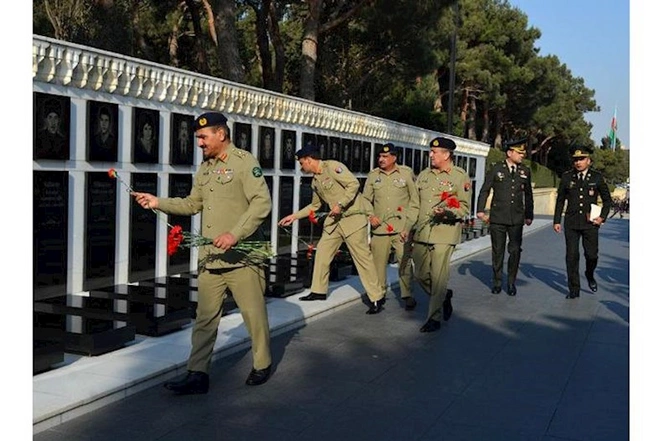 Kərim Vəliyev pakistanlı generalla müzakirələr apardı — FOTO