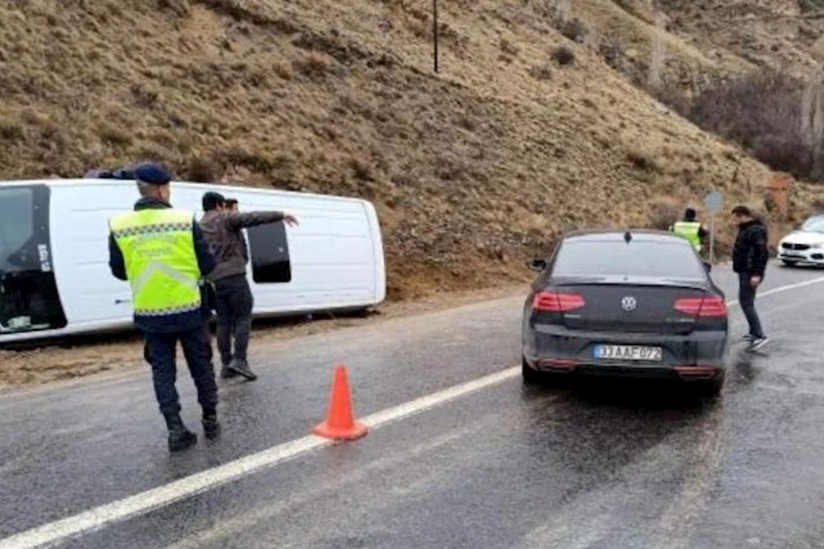 Mikroavtobus aşdı: Yaralılar var
