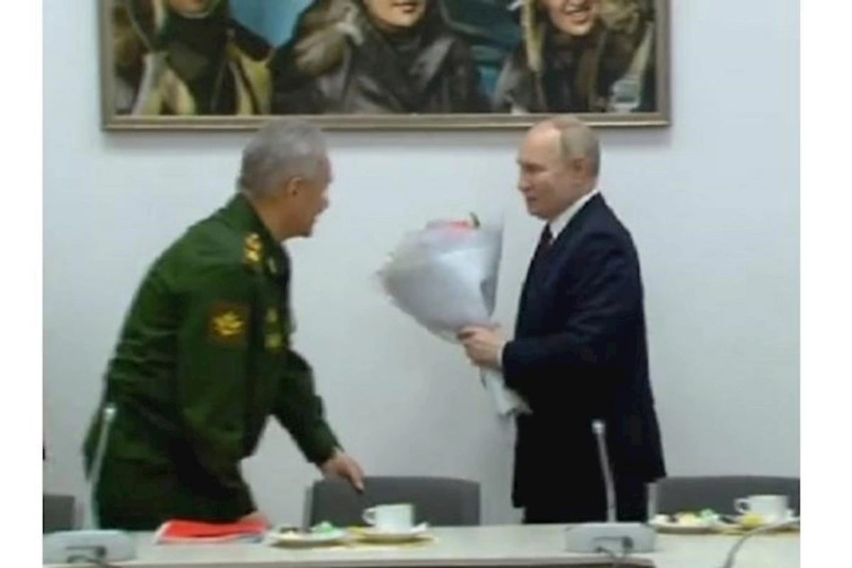 Putin əlində gül Şoyqu ilə zarafat etdi — VİDEO