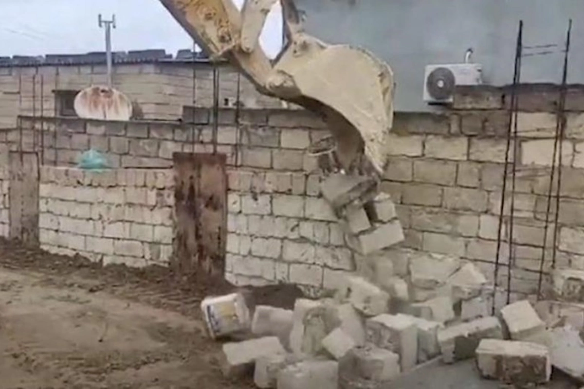 Xırdalanda və Mehdiabadda qanunsuz tikililər söküldü — VİDEO