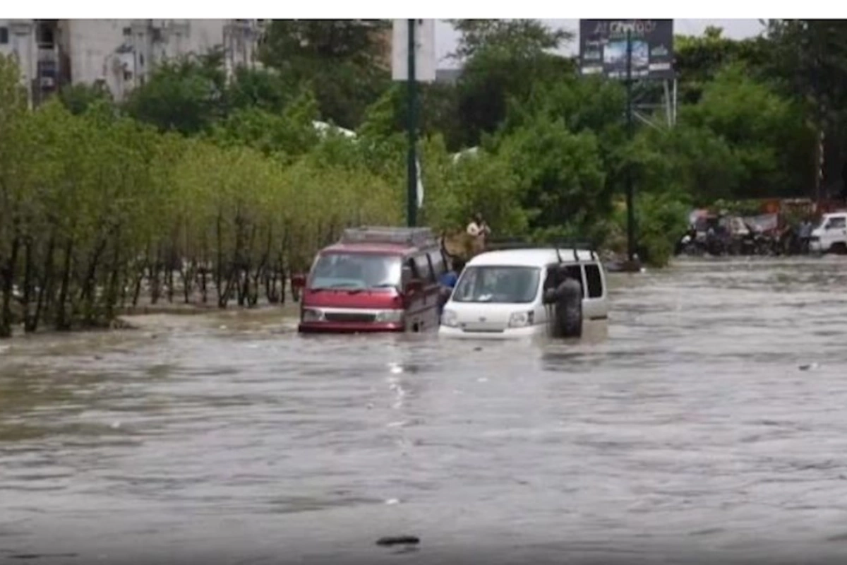 Pakistanda şiddətli yağışda evlər uçdu: Ölənlər var