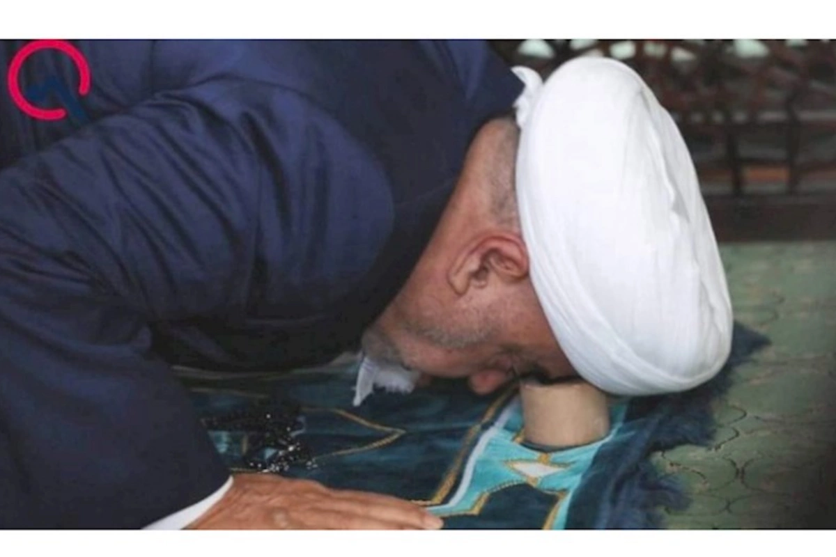 Şeyxin namaz möhürü gündəm oldu — FOTO