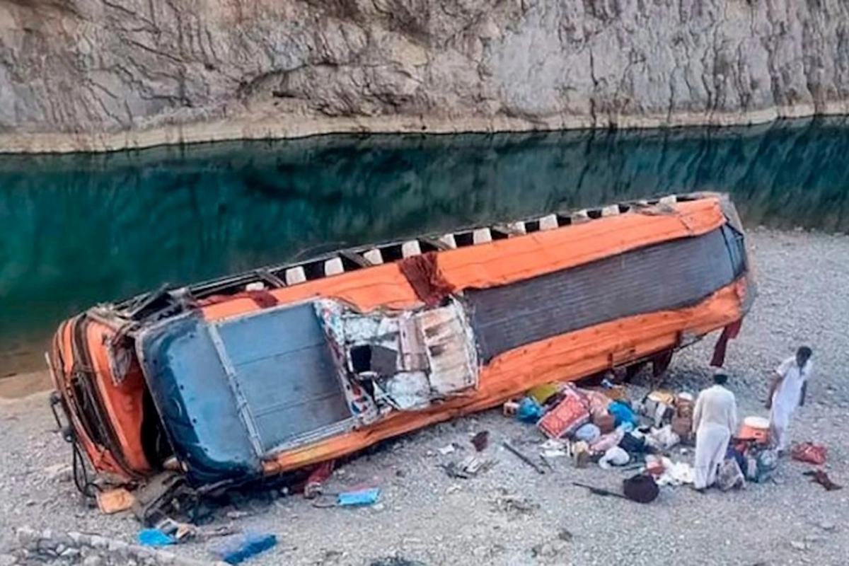 Pakistanda sərnişin avtobusu qəzaya uğrayıb, 17 nəfər ölüb, 41 nəfər yaralanıb