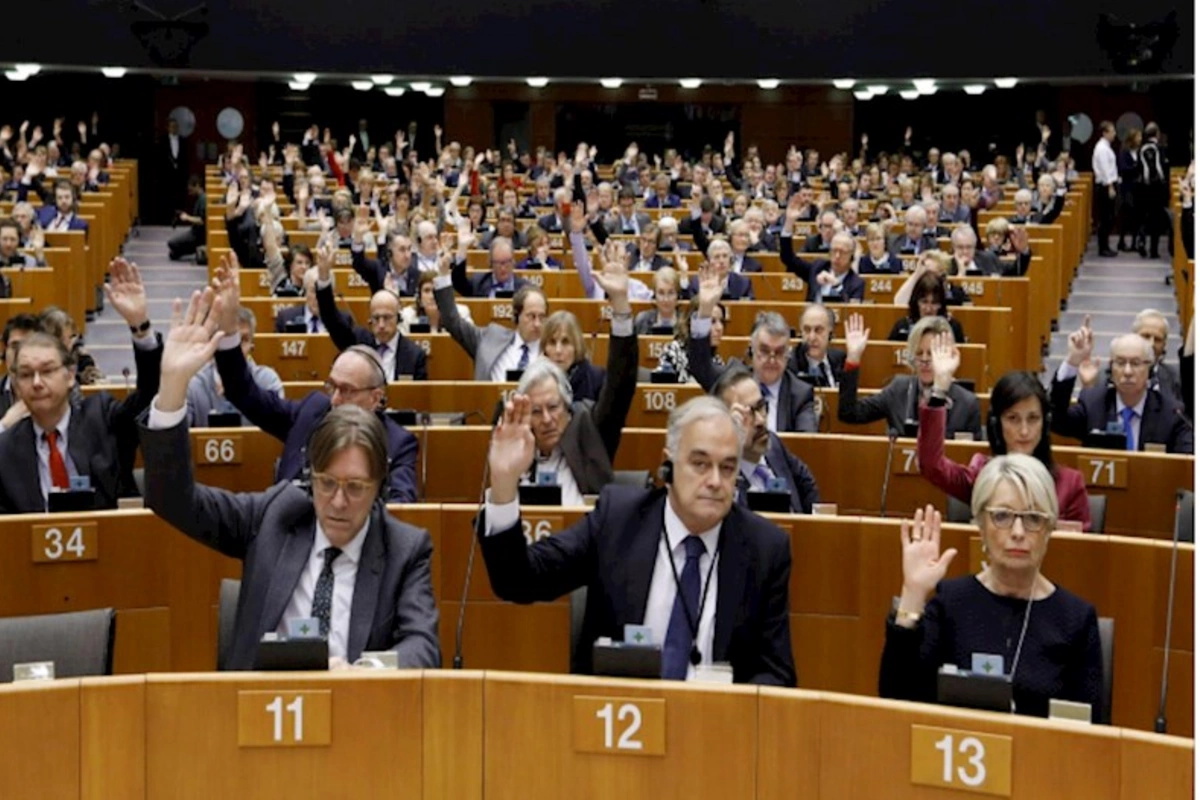Avropa Parlamentinin deputatları Ukraynaya silah tədarükü tələbi ilə demarş keçiriblər