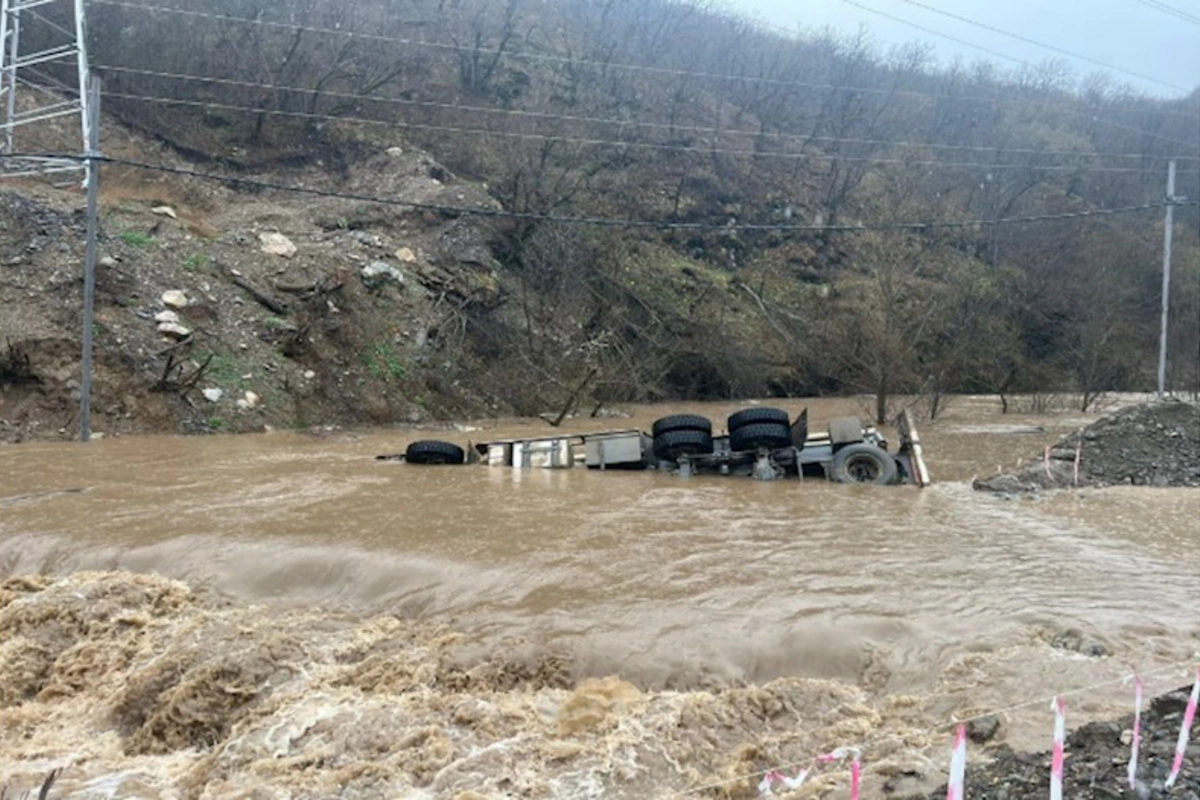 Kəlbəcərdə yük maşını çaya aşıb, 2 nəfər ölüb