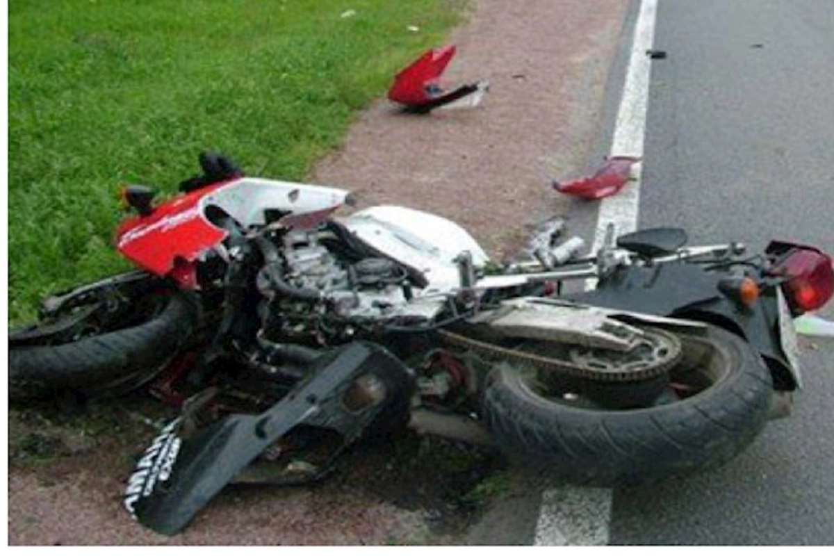 Bakıda motosiklet ağaca çırpılıb, sürücü ölüb