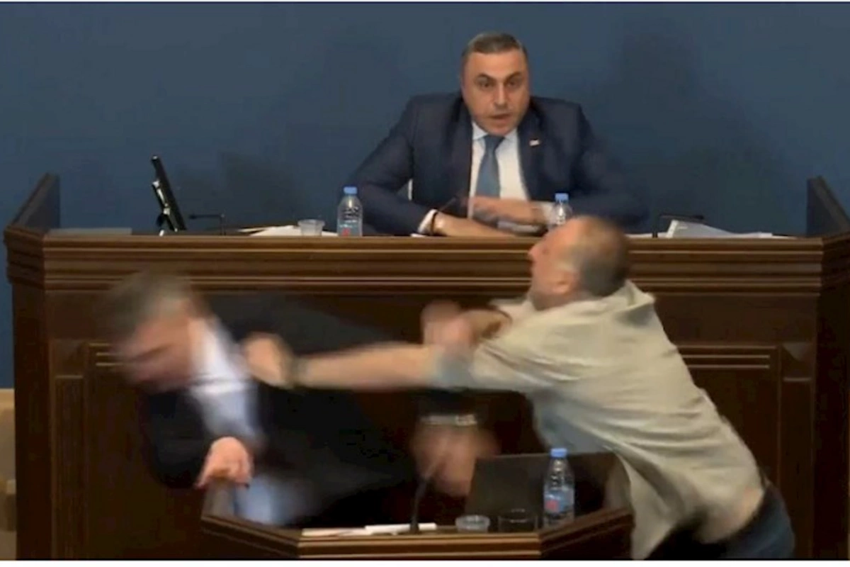 Parlamentdə deputatlar arasında dava — VİDEO