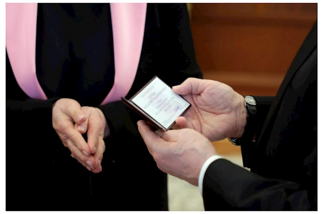 Putinə Rusiya Prezidentinin vəsiqəsi təqdim edilib — FOTO Putinə Rusiya Prezidentinin vəsiqəsi təqdim edilib — FOTO