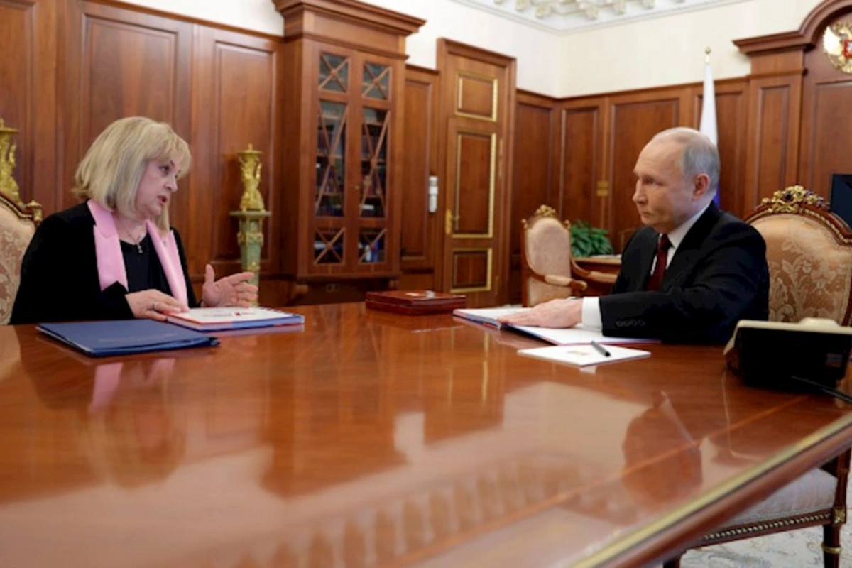 Putinə Rusiya Prezidentinin vəsiqəsi təqdim edilib — FOTO