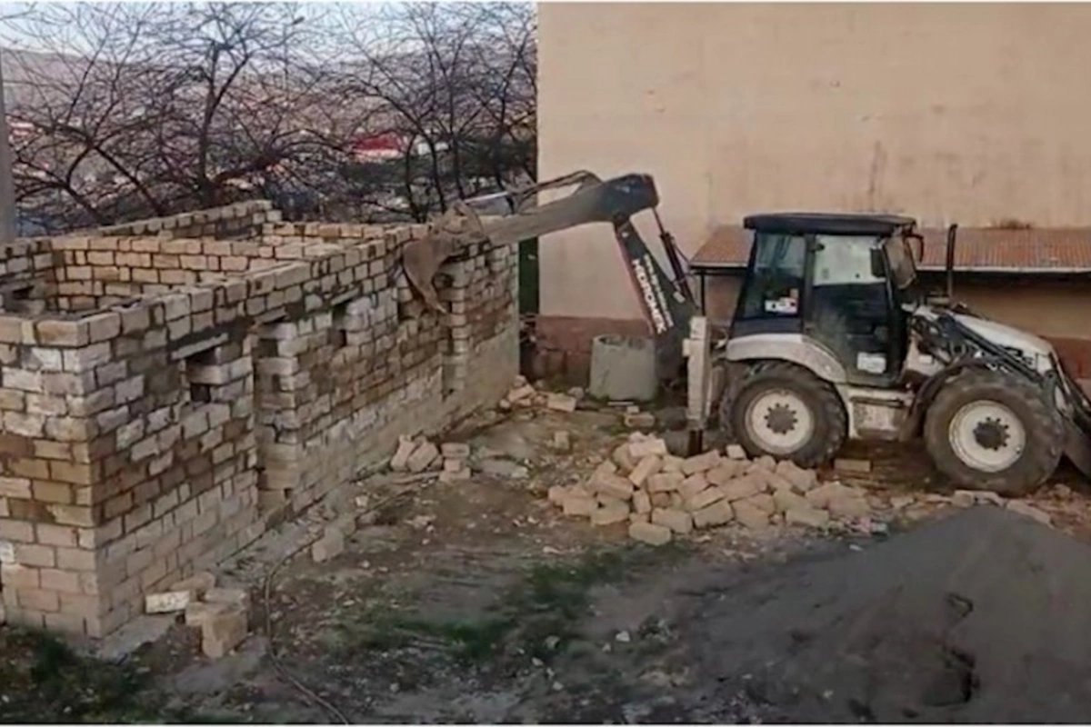 Gədəbəydə sənədsiz tikililər söküldü — VİDEO