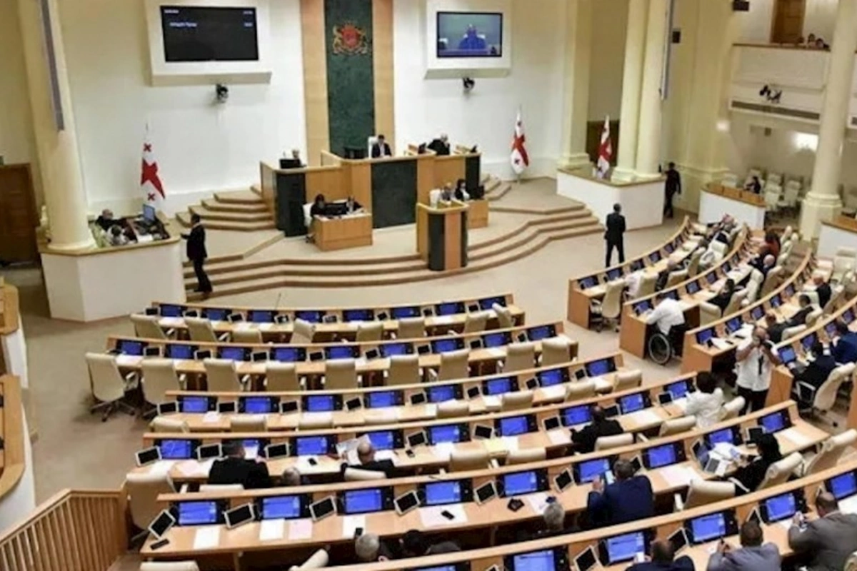 Gürcüstan parlamenti xarici agentlər qanununu ilk oxunuşda QƏBUL ETDİ