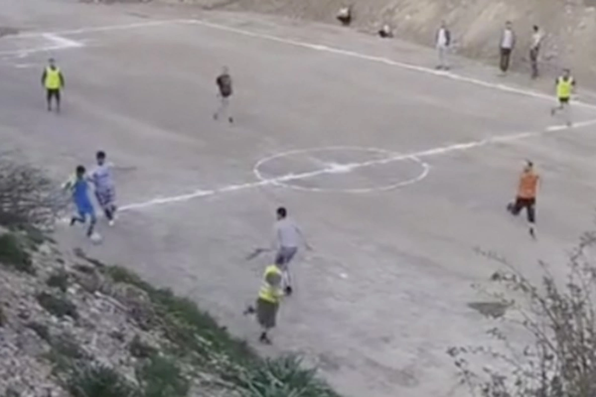 Kəlbəcərdə boş ərazini stadiona çevirib futbol oynadılar — VİDEO