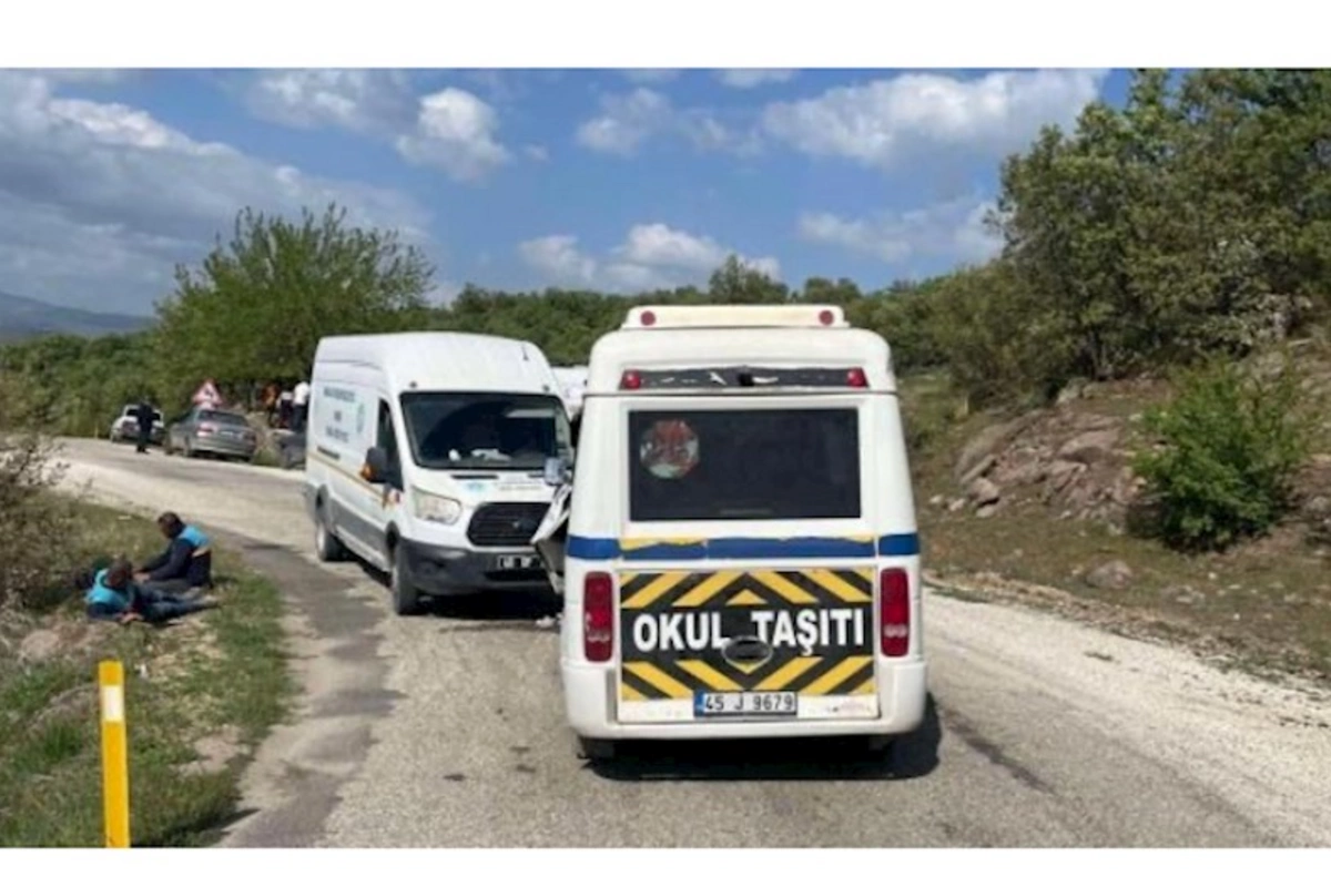 Yük maşını ilə məktəbli servisi toqquşdu: Xəsarət alanlar var