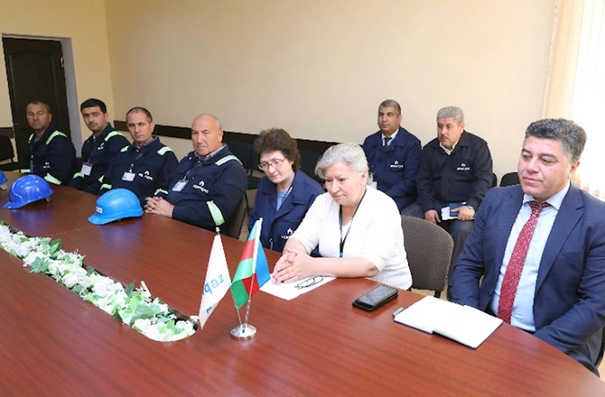 Baş direktor nümunəvi işçiləri mükafatlandırdı — FOTOLAR