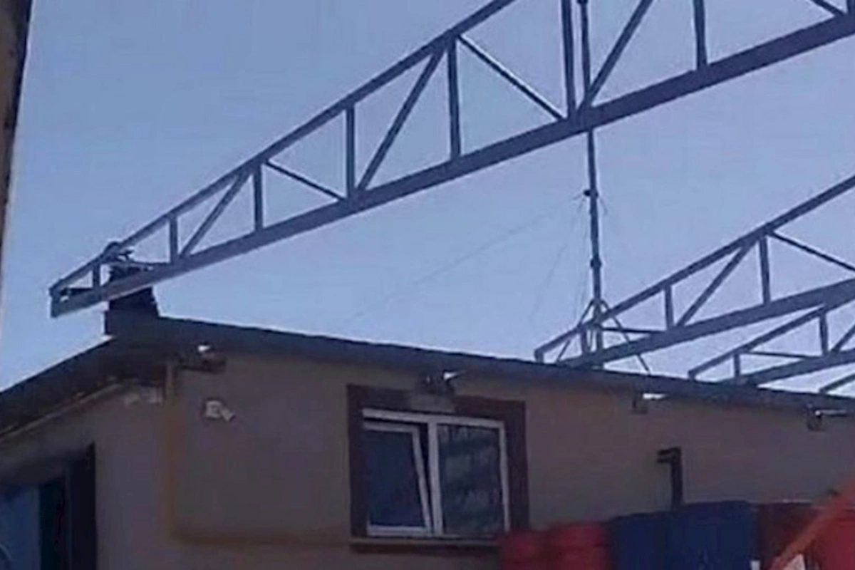 Sumqayıtda qanunsuz tikili söküldü — VİDEO
