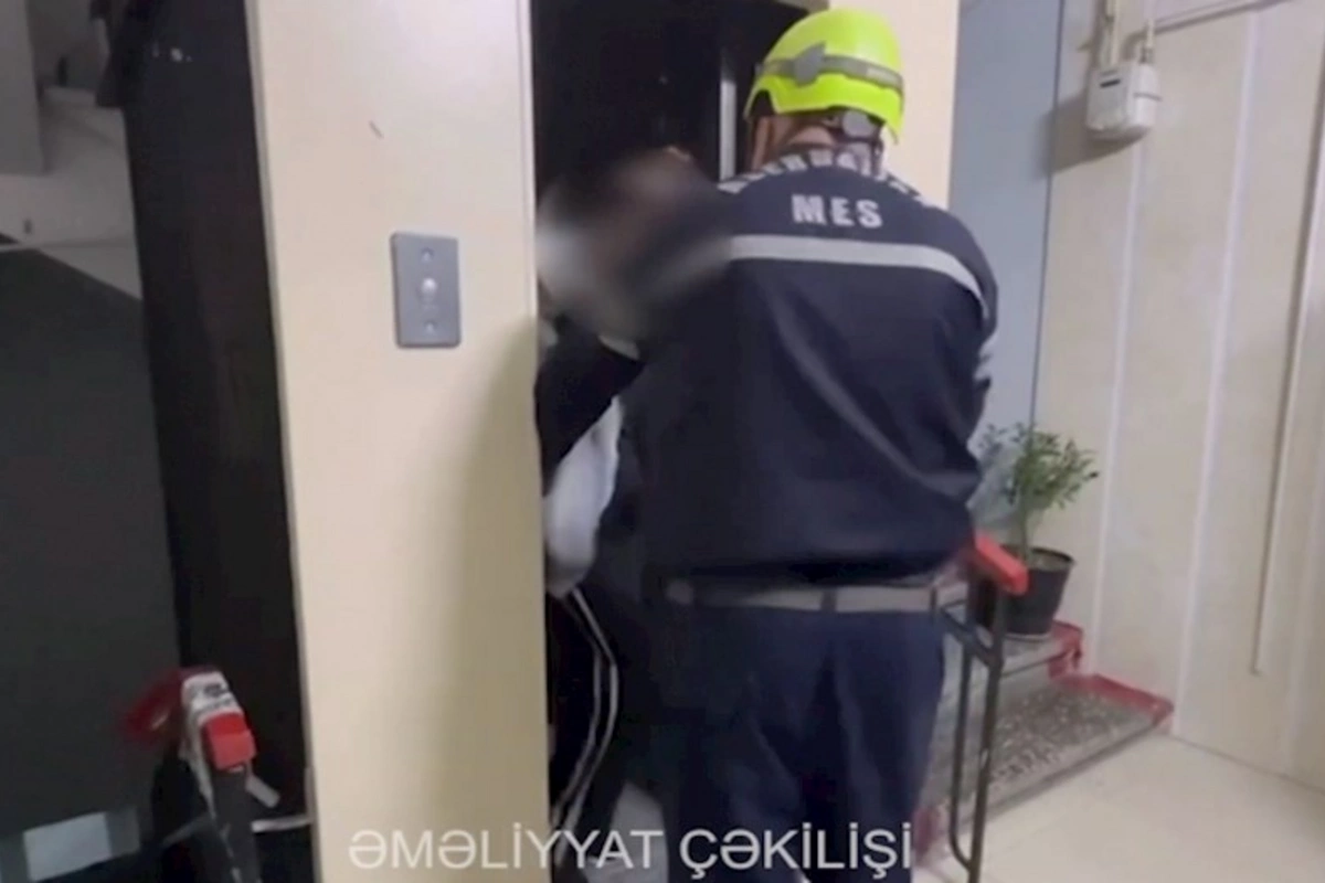 Liftdə köməksiz qalan şəxs xilas edildi — VİDEO