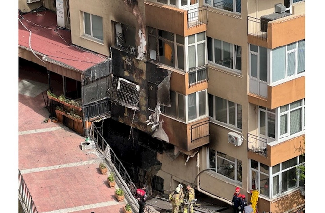 İstanbulda gecə klubunda yanğın: 8 ölü, 9 yaralı İstanbulda gecə klubunda yanğın: 8 ölü, 9 yaralı