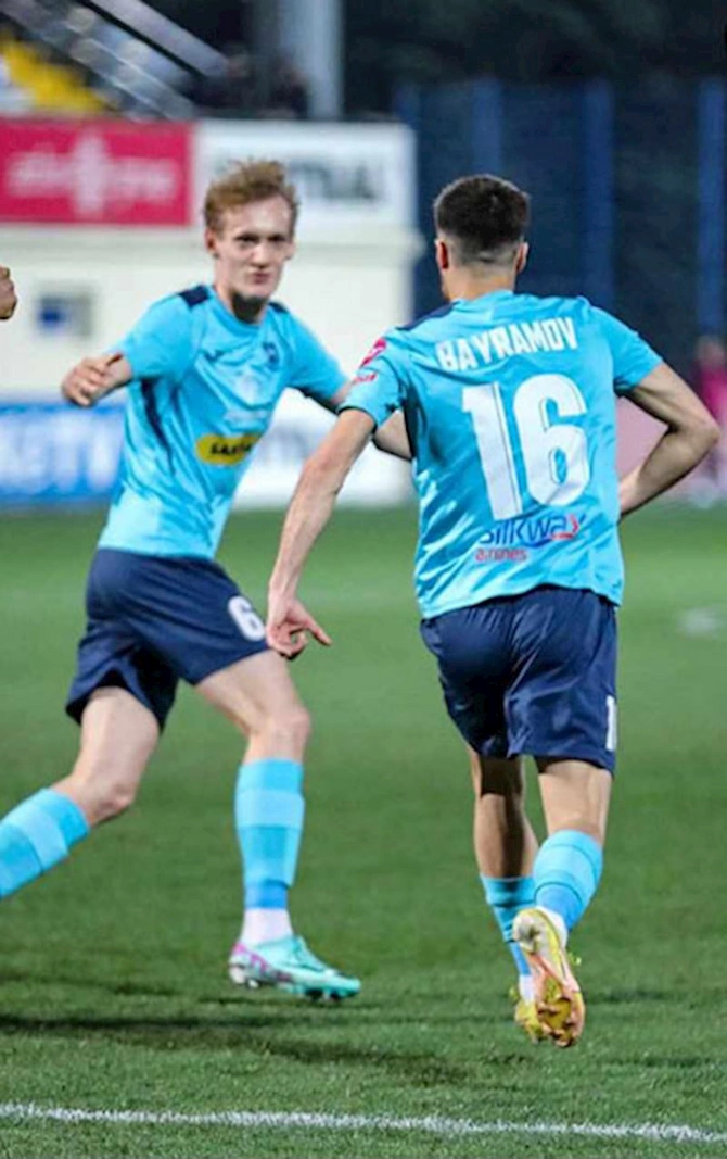 Futbolçunun atası oğluna maraqlı pankart açdı — GÖRÜNTÜLƏR Futbolçunun atası oğluna maraqlı pankart açdı — GÖRÜNTÜLƏR