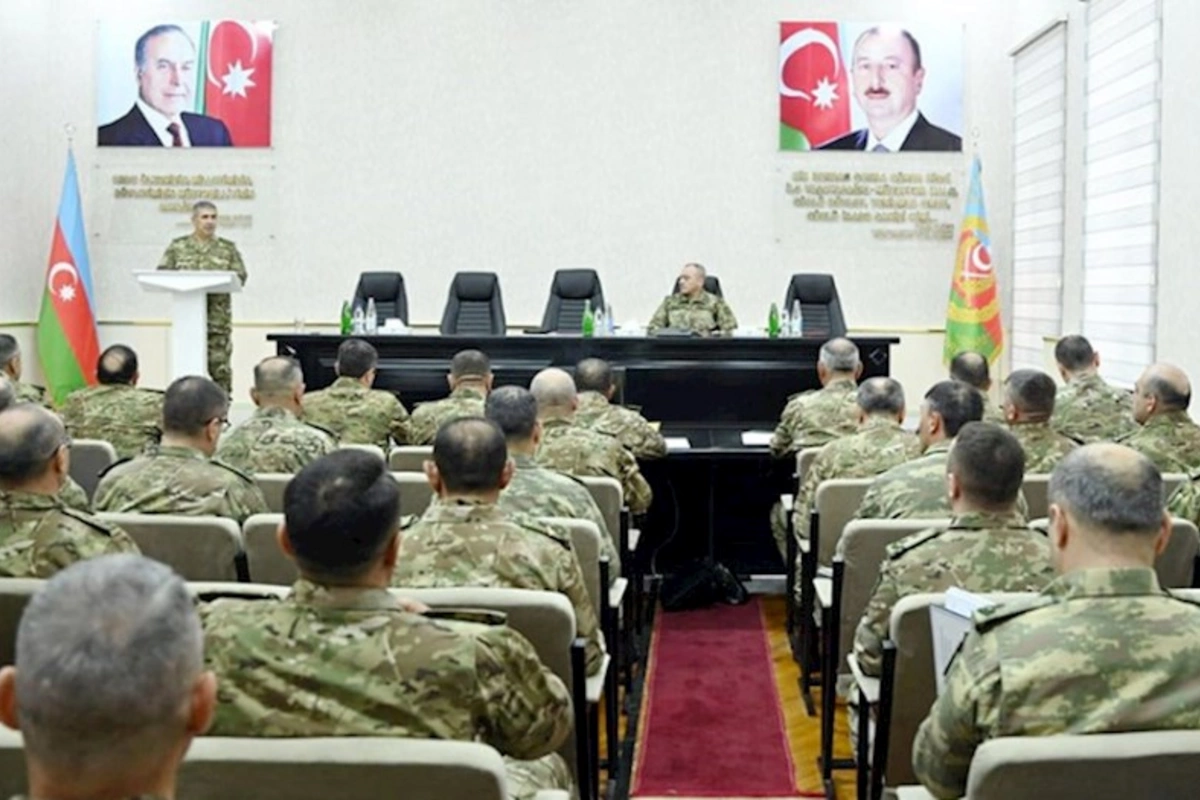 Müdafiə naziri Quru Qoşunlarının rəhbər heyəti ilə görüşüb