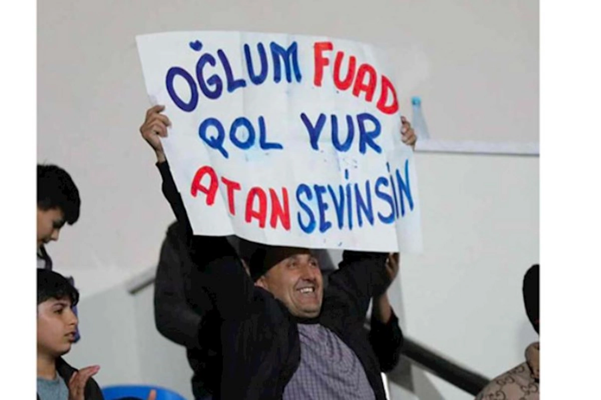 Futbolçunun atası oğluna maraqlı pankart açdı — GÖRÜNTÜLƏR