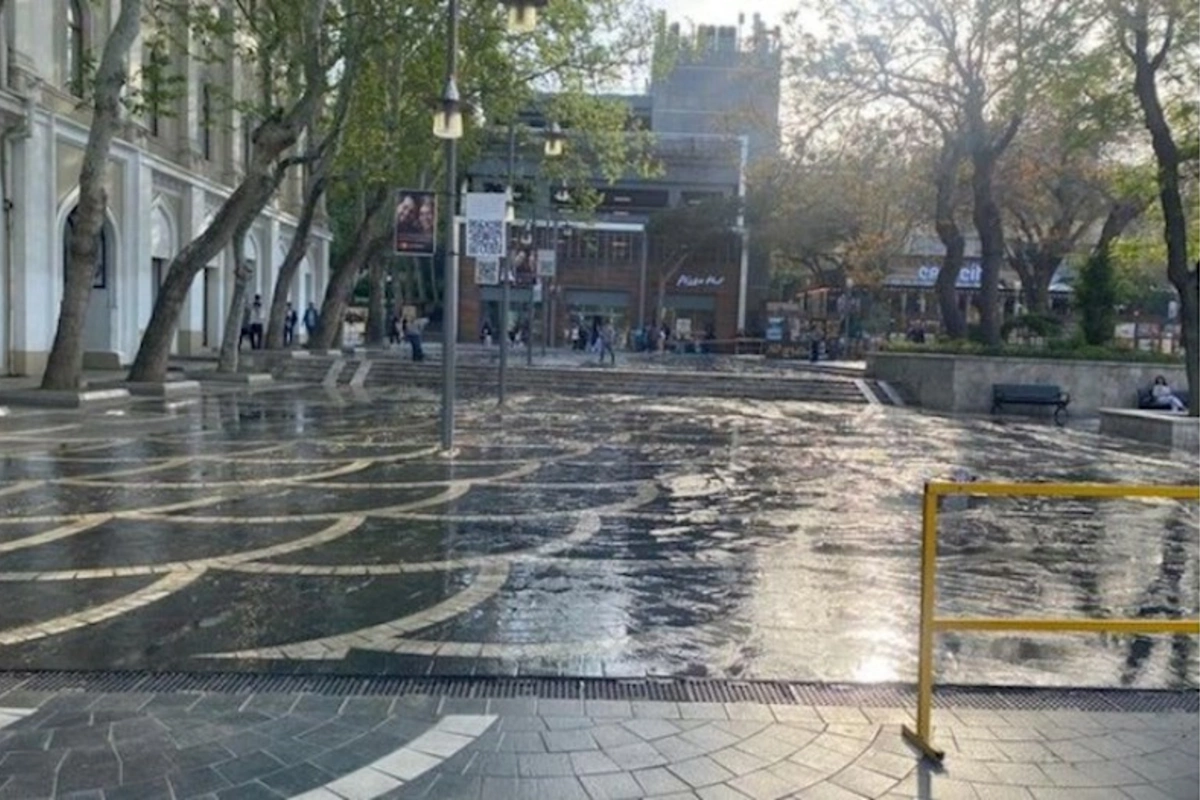 Bakının mərkəzində kanalizasiya borularında tıxanma olub