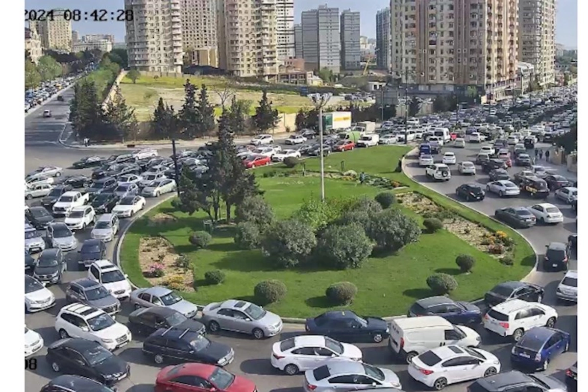 Nasaz avtomobil tıxaca səbəb oldu — FOTO