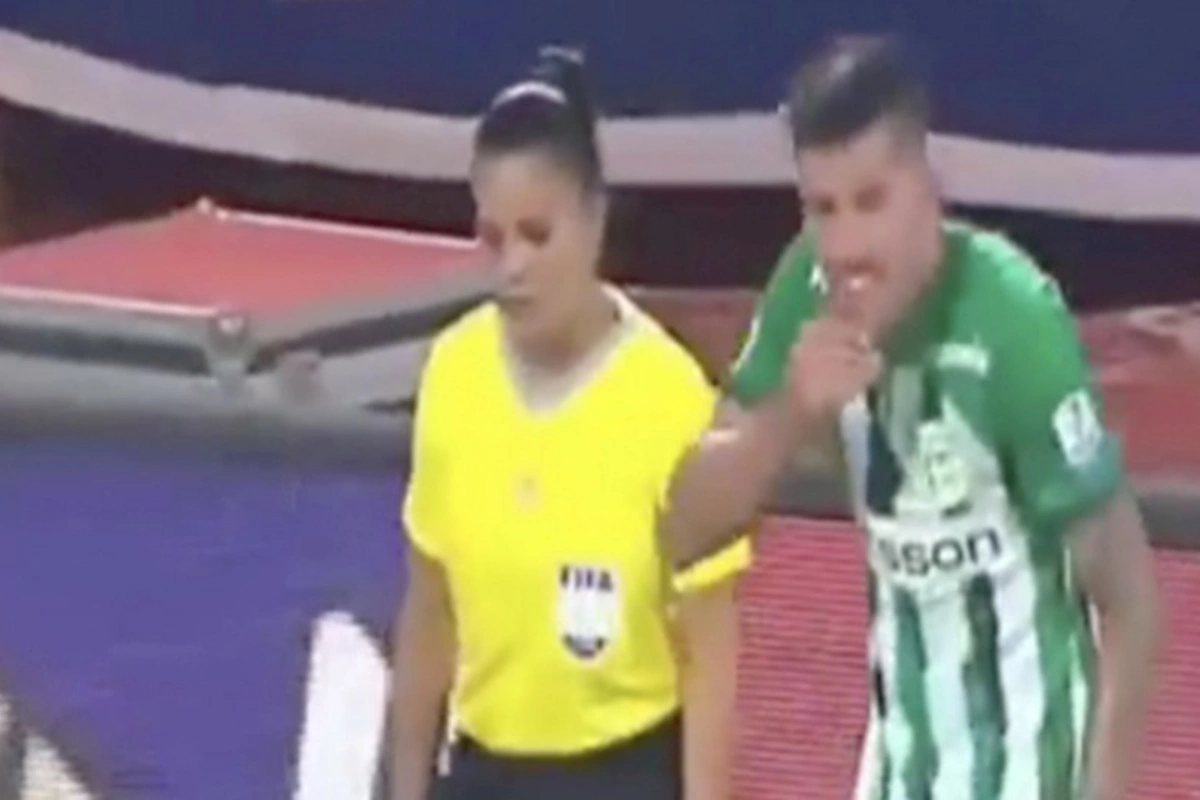 Azarkeşlər futbolçuya bıçaq atdı — VİDEO