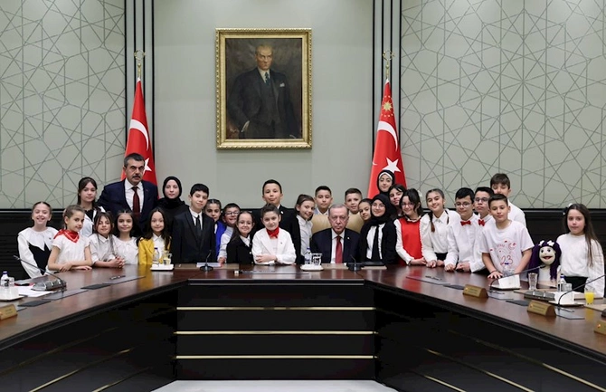 Ərdoğan iqamətgahında uşaqlarla görüşdü — FOTOLAR Ərdoğan iqamətgahında uşaqlarla görüşdü — FOTOLAR