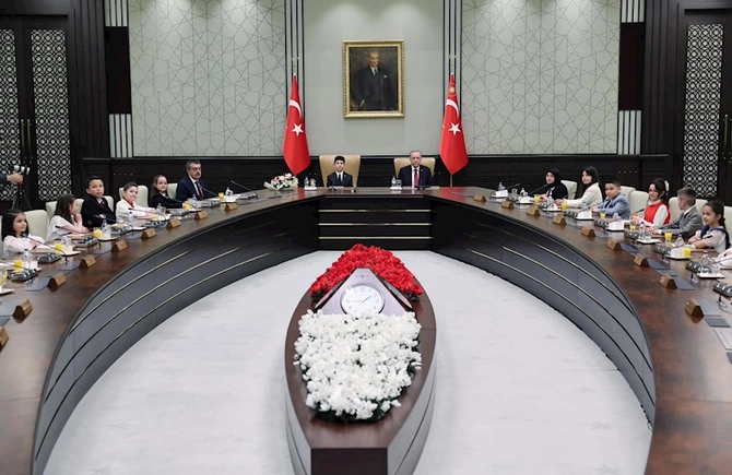 Ərdoğan iqamətgahında uşaqlarla görüşdü — FOTOLAR Ərdoğan iqamətgahında uşaqlarla görüşdü — FOTOLAR